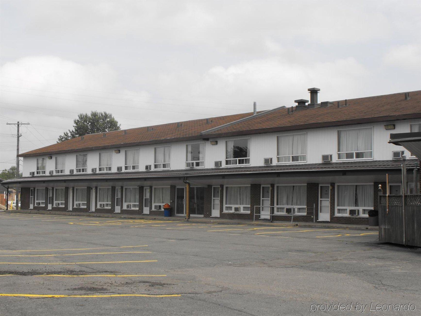 Super 8 By Wyndham Kirkland Lake Hotel Exterior foto